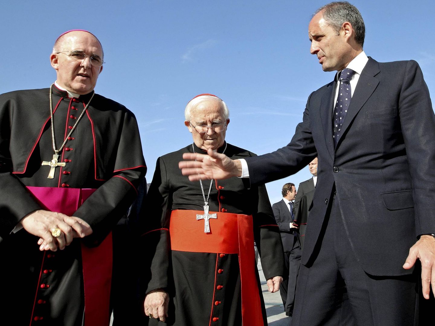 Francisco Camps (d), junto al arzobispo de Valencia, Carlos Osoro (i), y el cardenal Antonio Cañizares. (EFE)
