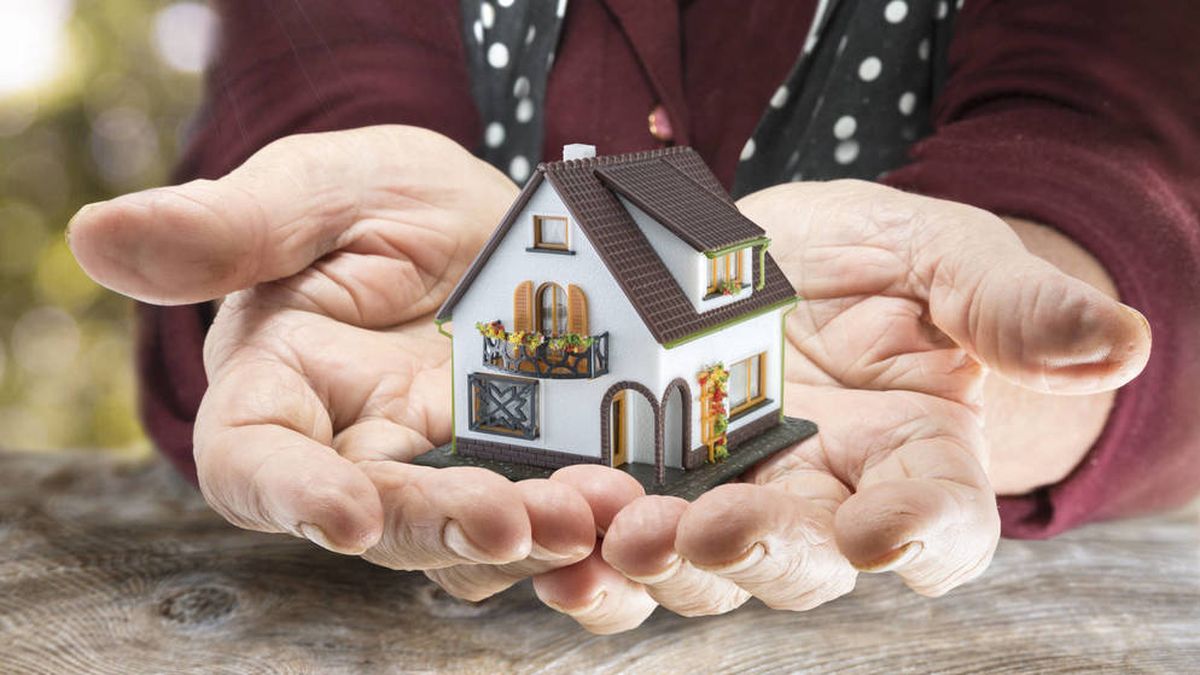 Mi madre tiene 95 años: si fallece y heredo la casa, ¿cómo puedo pagar menos impuestos?