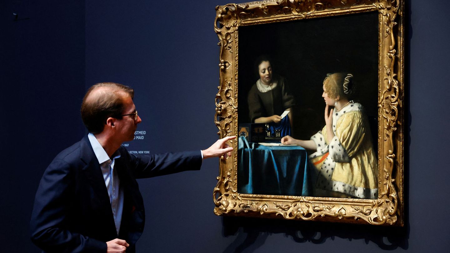 El director del Rijksmuseum, Taco Dibbits, ante el cuadro de Vermeer 'Dama con criada y carta', procedente de la Frick Collection de Nueva York. EFE 