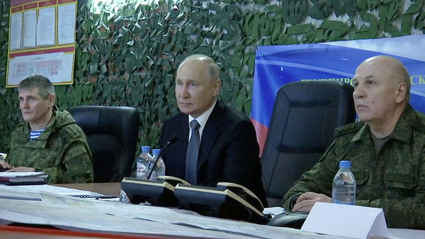 Russian President Vladimir Putin with Colonel General Mikhail Teplinsky (L), commander of the Airborne Forces, and Colonel General Oleg Makarevich, commander of the Dnieper Group of Forces, visit the headquarters of the 