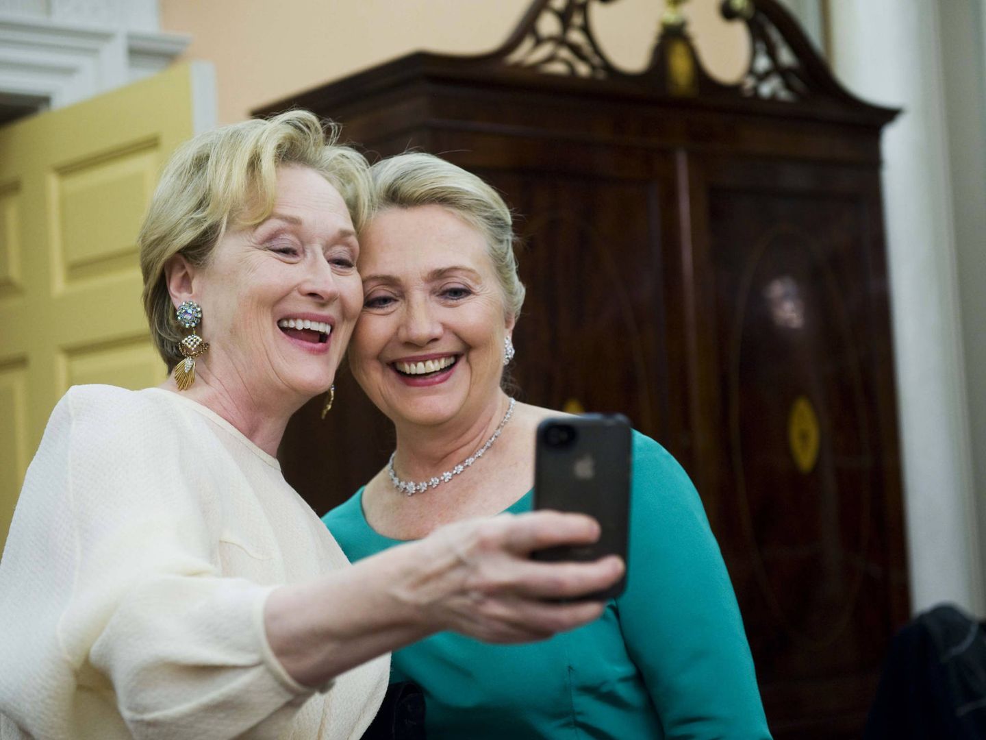 Maryl Streep y Hillary Clinton haciéndose un selfie (Gtres)