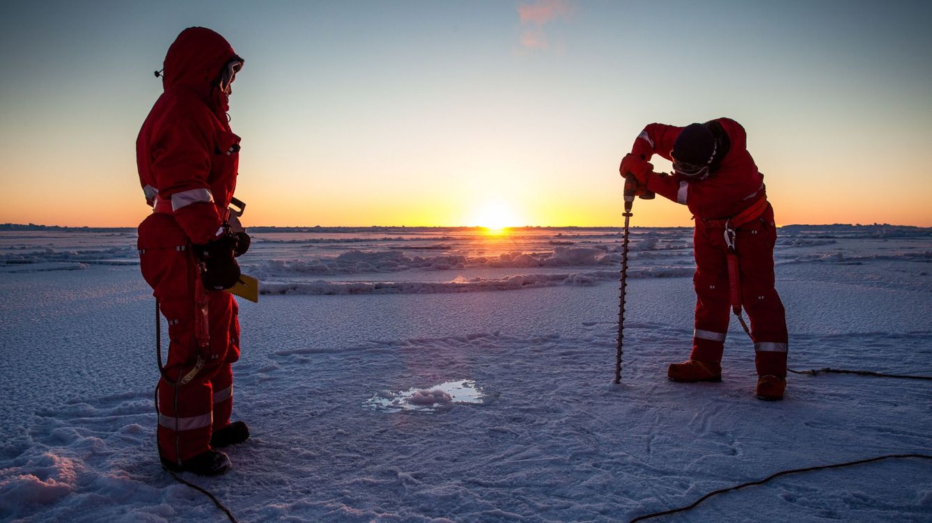 Foto: Científicos analizando la pérdida de hielo en el Ártico. (EFE) 