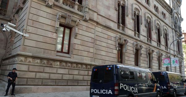 Foto: Furgonetas de la Policía Nacional en Barcelona. (EFE)