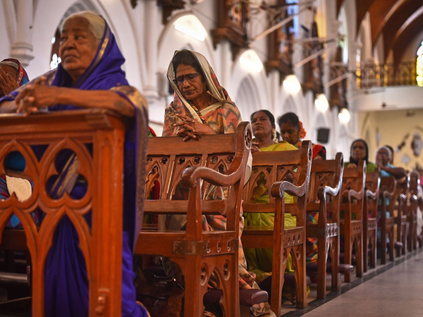 Cristianos rezan en una catedral en Chennai (India) (EFE/Idrees Mohamed)