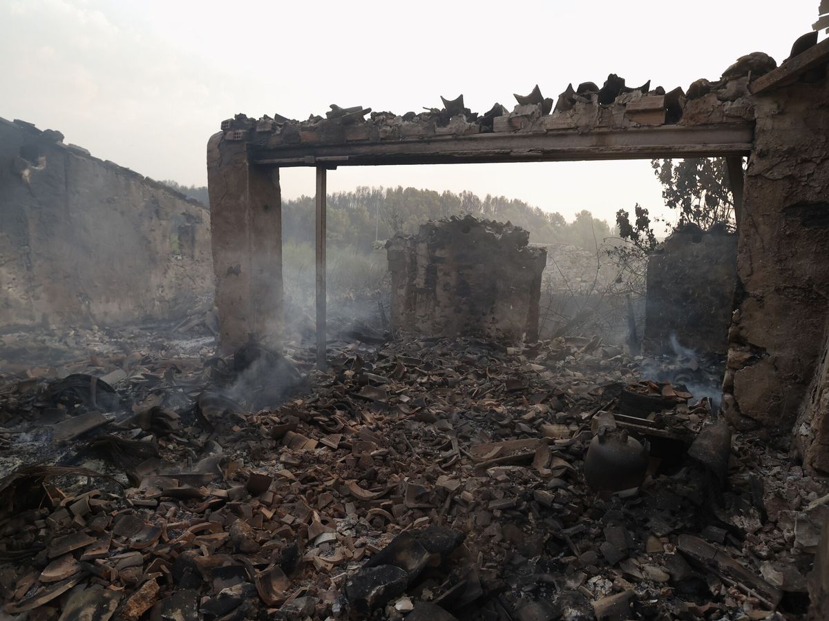 Foto: Edificaciones destrozadas por la llamas en Bejís. 