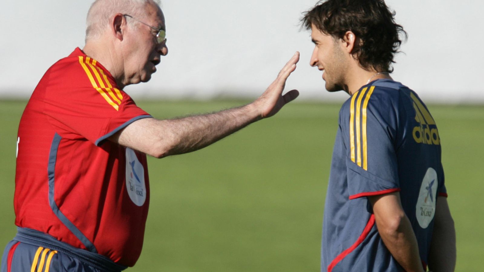 Foto: Luis Aragonés y Raúl, durante un entrenamiento con la selección española (Reuters)