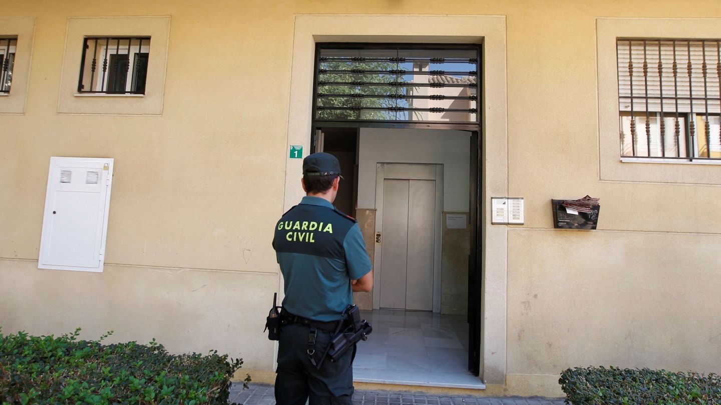Un Guardia Civil custodia la entrada a la vivienda, en Huercal de Almería, de la mujer de 38 años que ha sido detenida. (EFE)