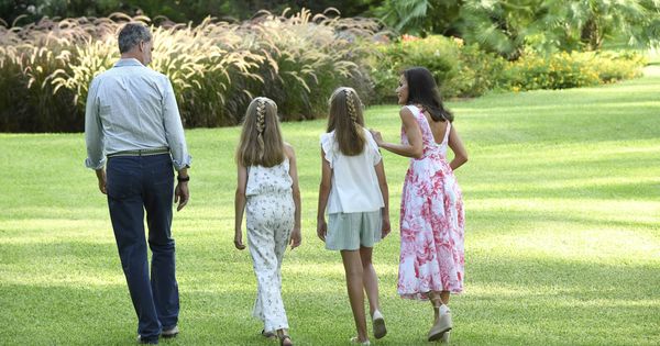 Foto: Felipe VI, Letizia y sus hijas en Marivent, a punto de realizar el posado del verano. (Limited Pictures)