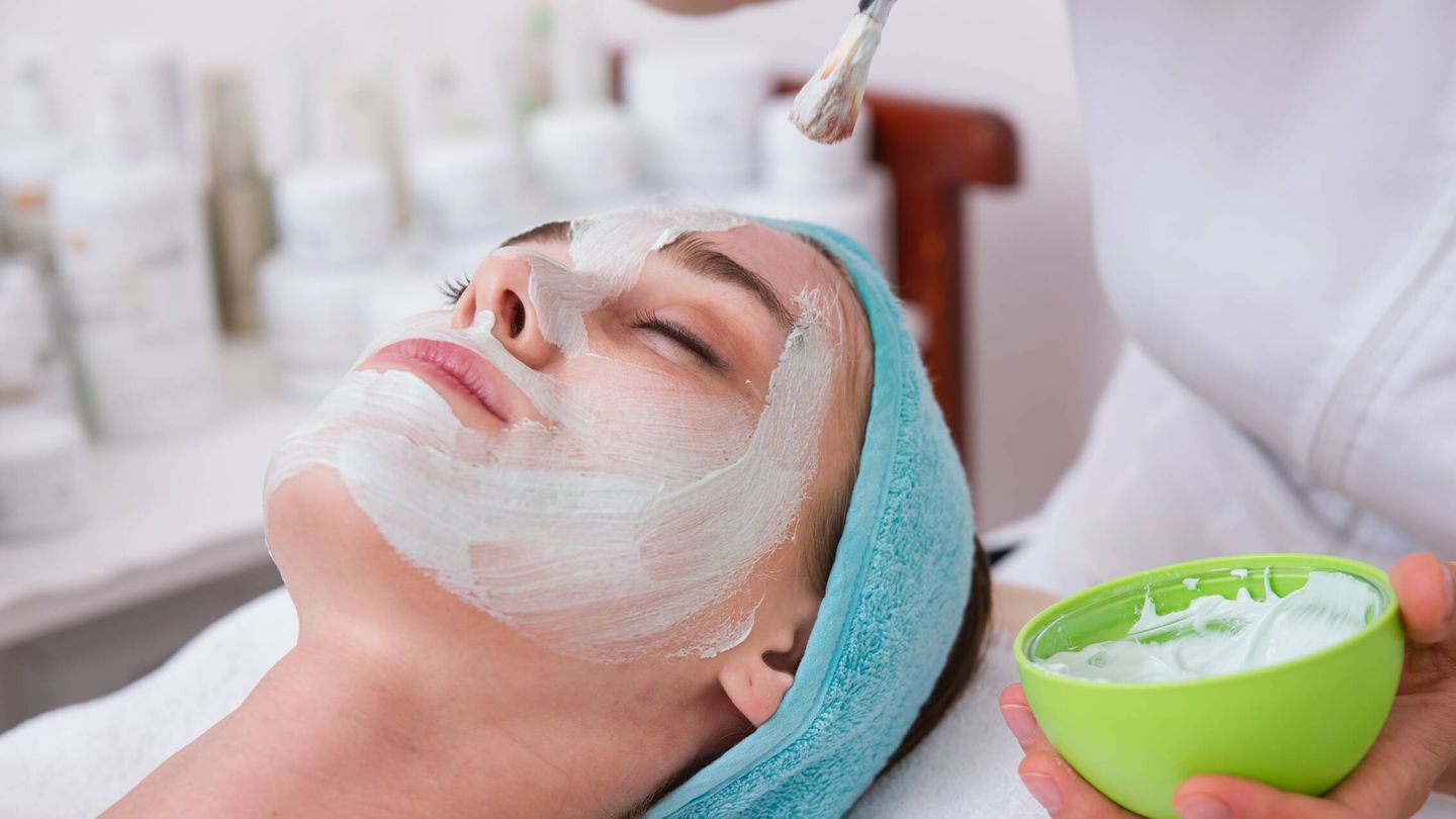 Las mascarillas faciales de barro permiten limpiar la piel en profundidad gracias a su poder para absorber las grasa. (Unsplash)