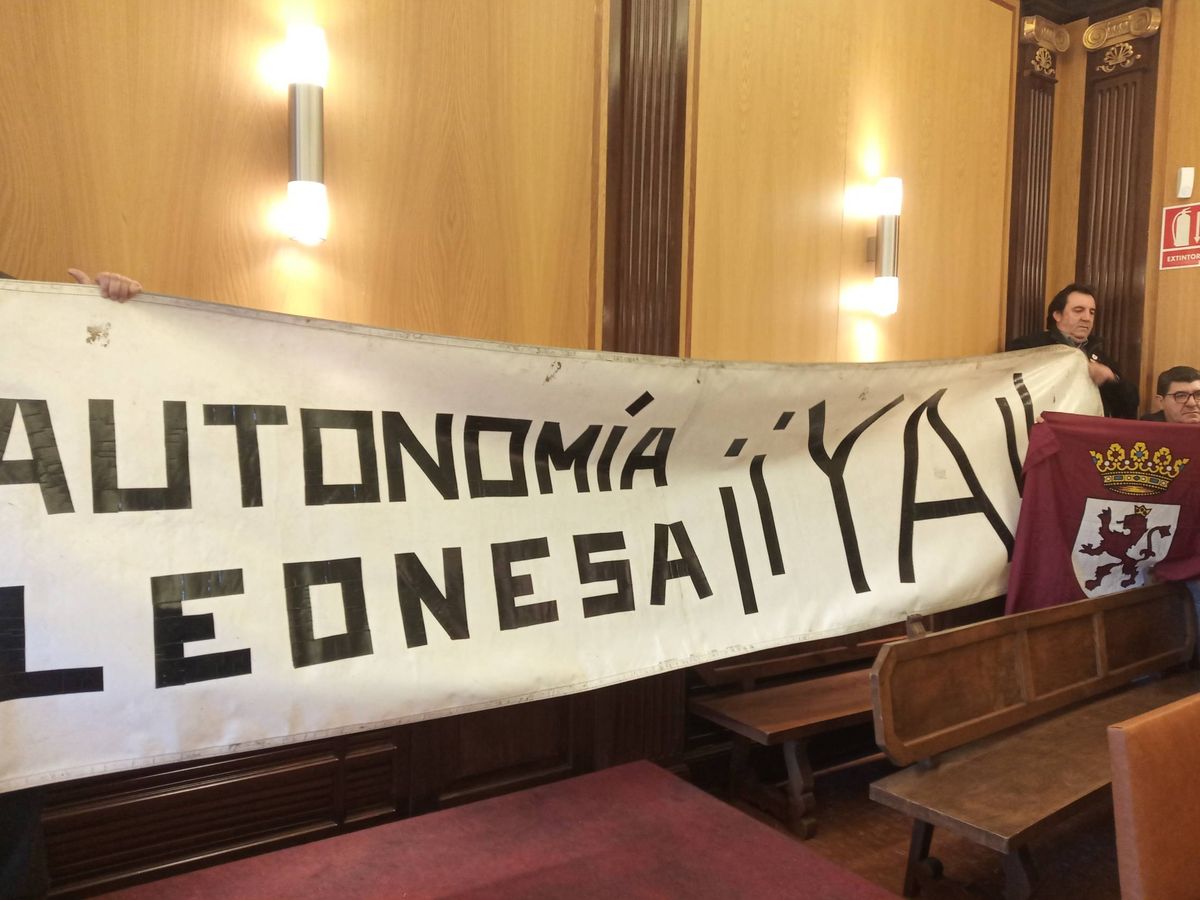 Foto: Pancarta desplegada e el pleno del Ayuntamiento de León en favor de la autonomía de la Región Leonesa. (EP)