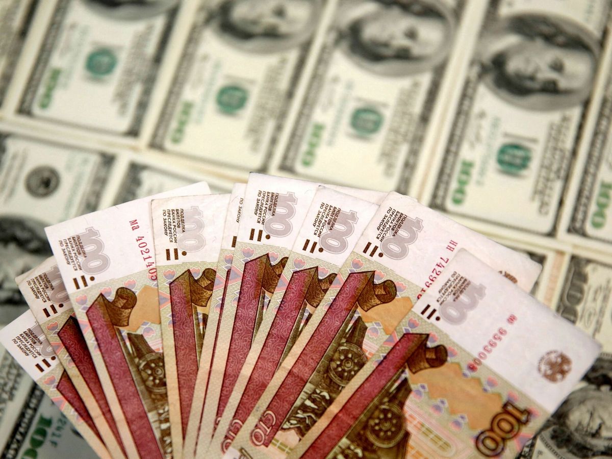 Foto: Billetes de rublos junto a los de dólares. (Reuters/Dado Ruvic)