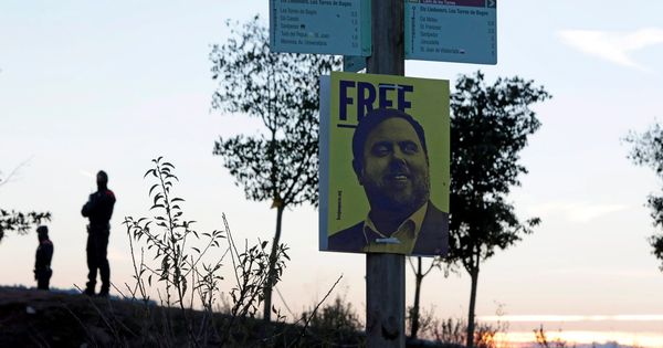 Foto: Un cartel con el rostro del exvicepresidente de la Generalitta Oriol Junqueras. (EFE)
