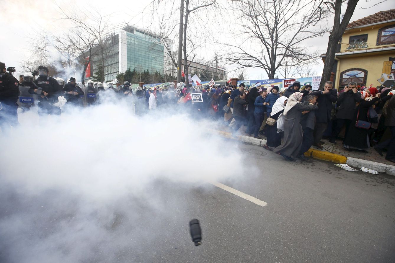 La policía turca utiliza gases lacrimógenos contra los manifestantes que protestan contra la expropiación gubernamental del diario opositor Zaman, el 5 de marzo de 2016 (Reuters)