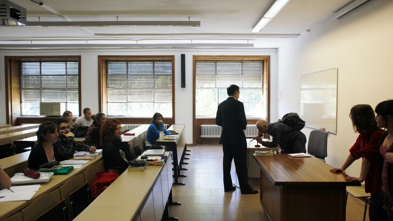 Foto: Alumnos de la Universidad Complutense de Madrid durante una clase. (Reuters)