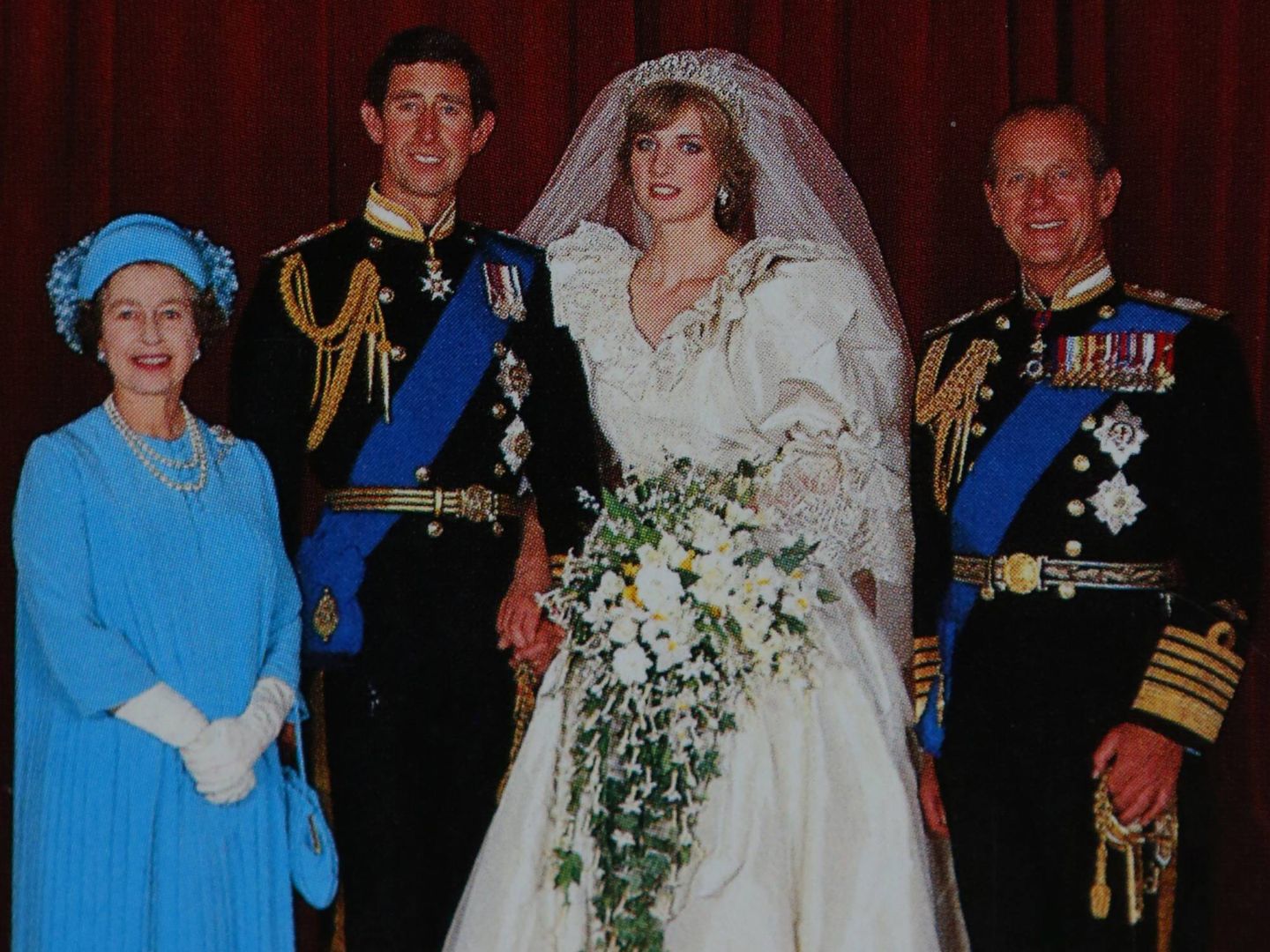 La reina Isabel II y el duque de Edimburgo, junto al príncipe Carlos y Lady Di en su boda. (Cordon Press)