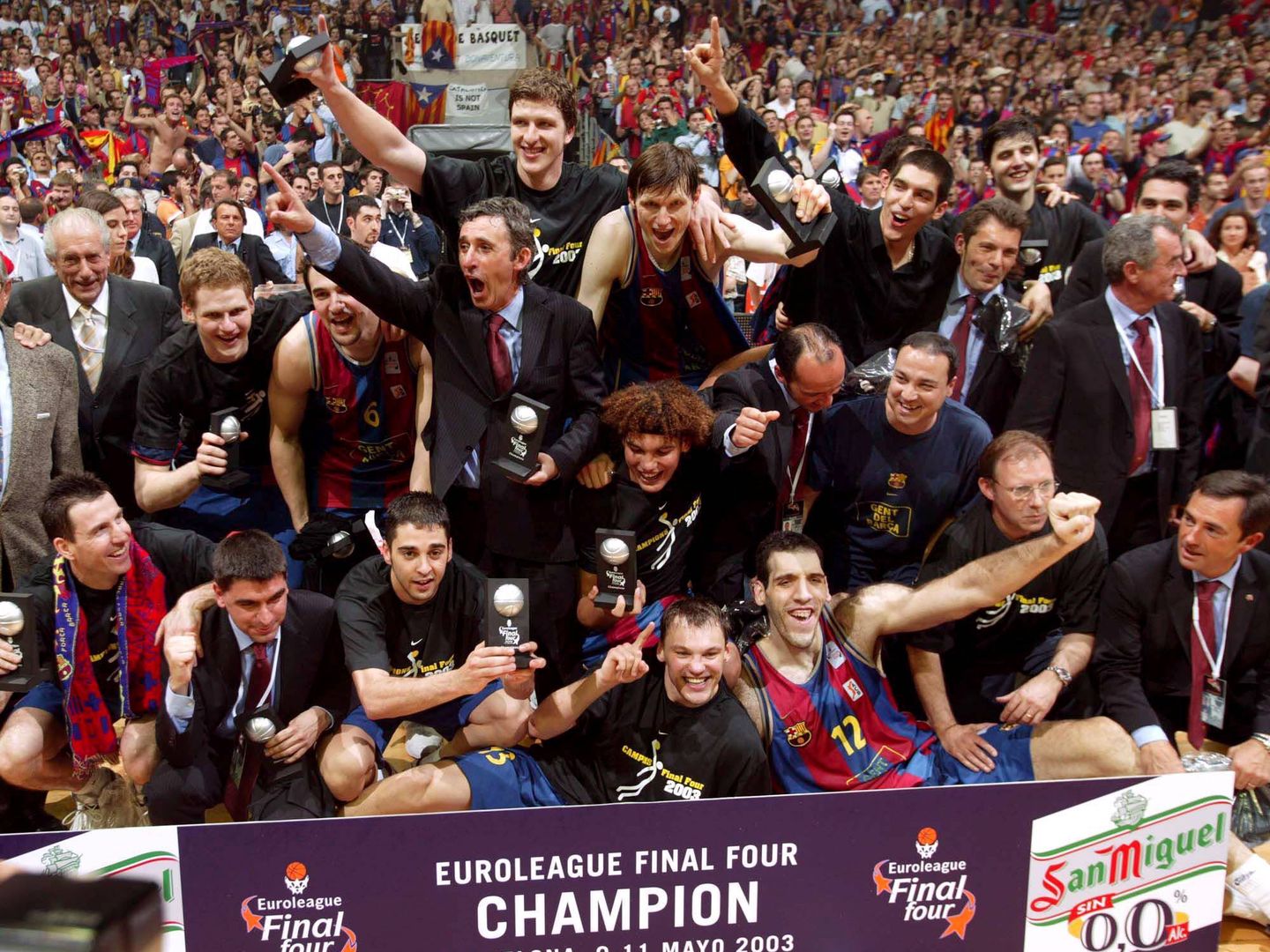 Svetislav Pesic y los jugadores del Barcelona celebran el título de la Euroliga en 2003. (Imago)
