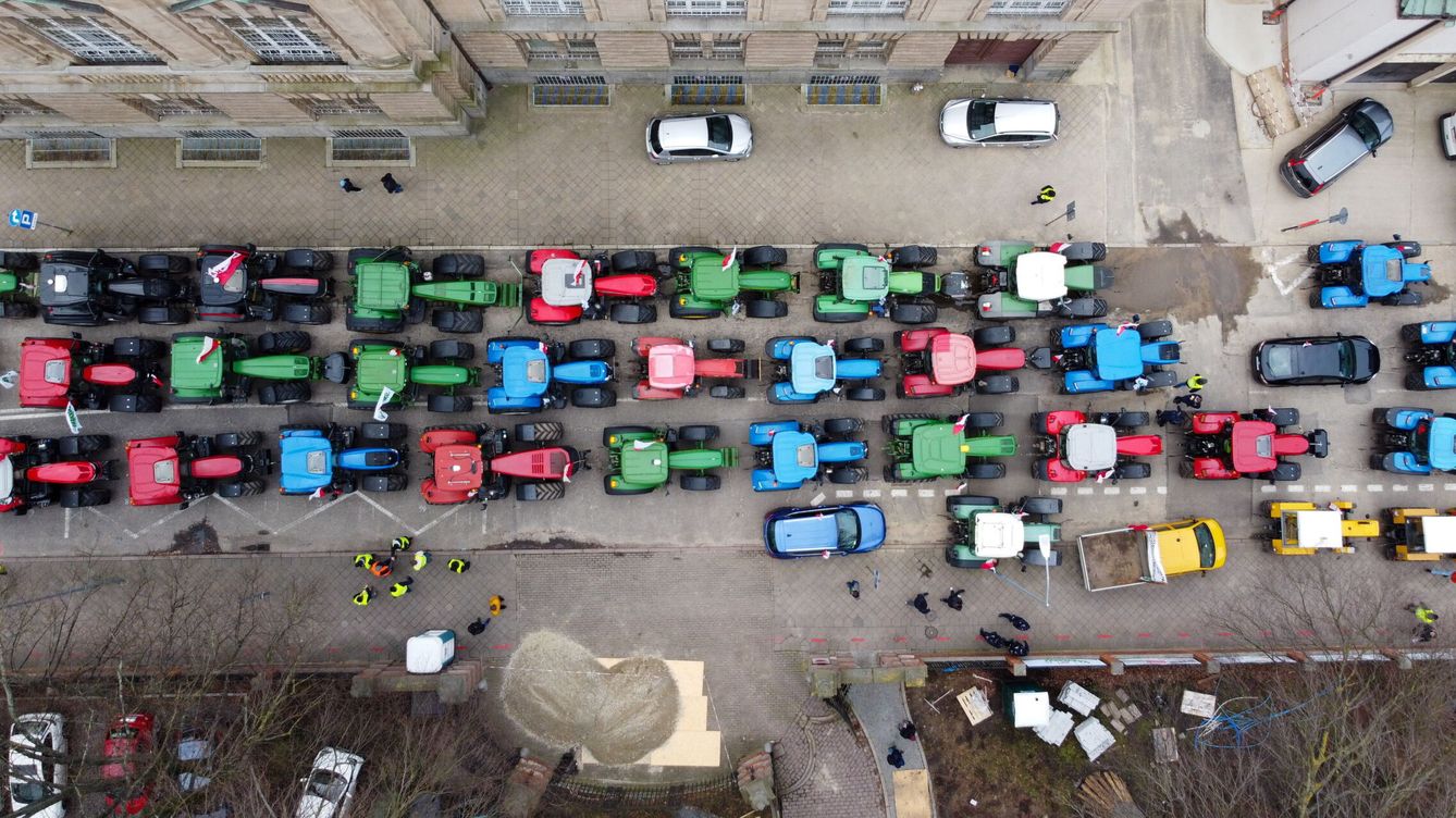 Foto: Imagen de una protesta del nutrido grupo de agricultores polacos bloquea con sus vehículos agrícolas las calles de Szczecin, al noroeste de Polonia, este lunes. Los agricultores polacos contra lo que llaman 'una avalancha de cereales ucranianos' que, seg