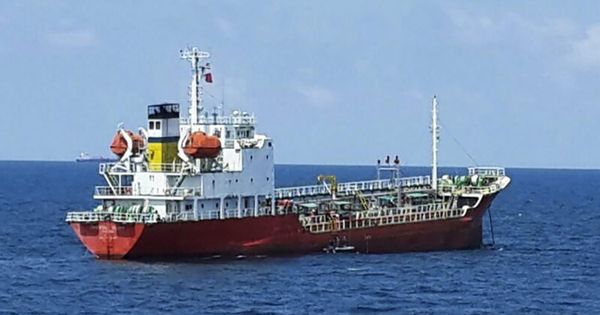 Foto: Imagen de archivo de un buque malasio atacado por los pìratas en 2014. (EFE)