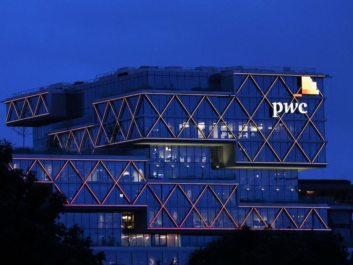 Foto: El logo de PWC en su sede en Bruselas. (Reuters/Yves Herman)