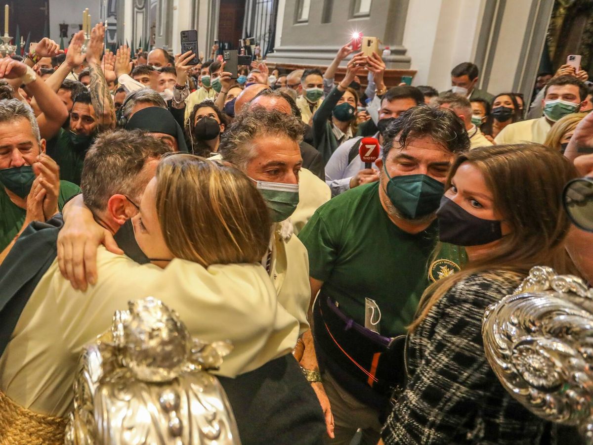 Foto: Antonio Banderas y María Casado, abrazados junto a Nicole Kimpel. (Cordon Press)