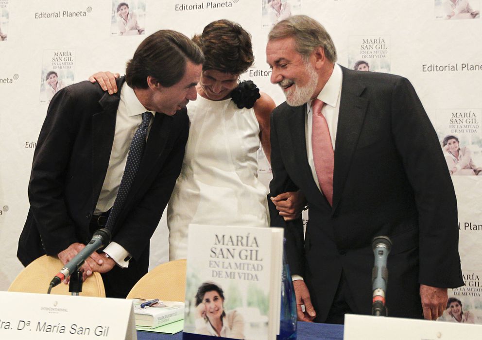 Foto: Jose María Aznar y Jaime Mayor Oreja en la preentación del libro de María San Gil (EFE)