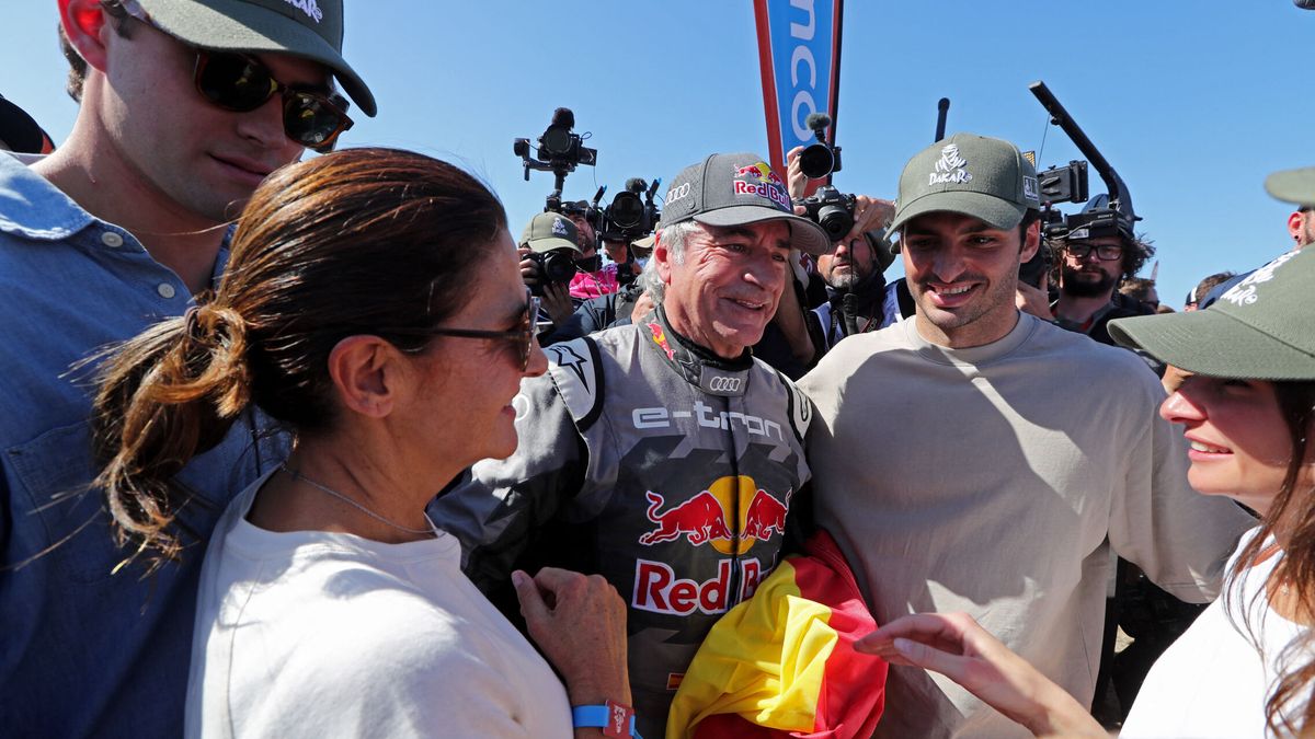 El abrazo del alma: el precioso saludo entre Carlos Sainz padre e hijo tras ganar el Rally Dakar