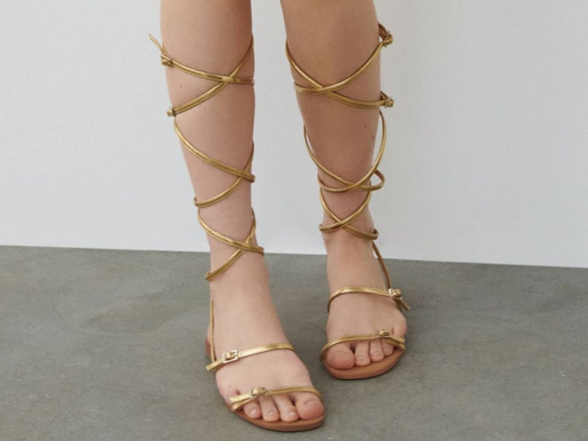 Foto: Deslumbra con estas sandalias doradas tipo gladiador. (Zara/Cortesía)