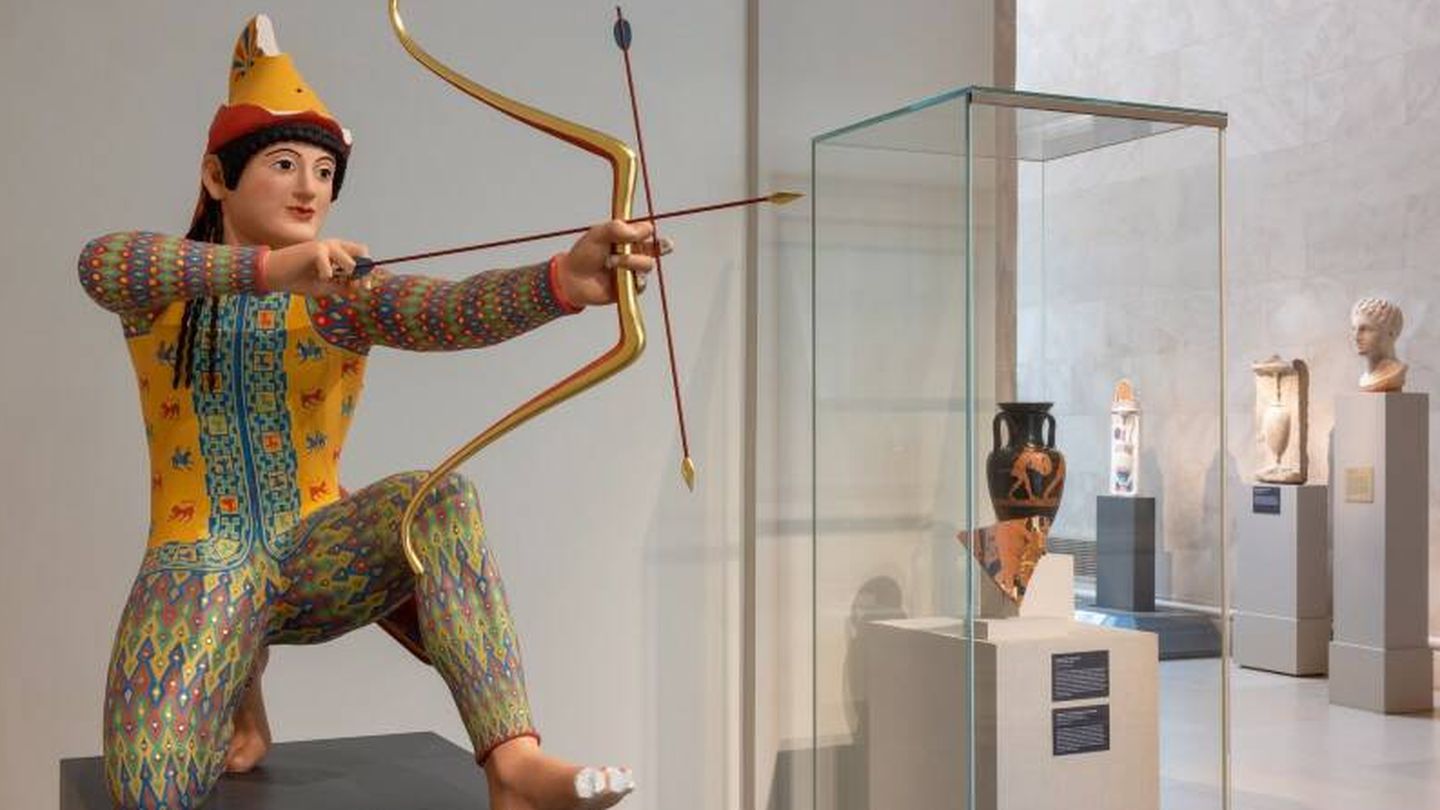 Reconstrucción de un arquero de mármol disfrazado de jinete una pieza de la exhibición 'Chroma' 