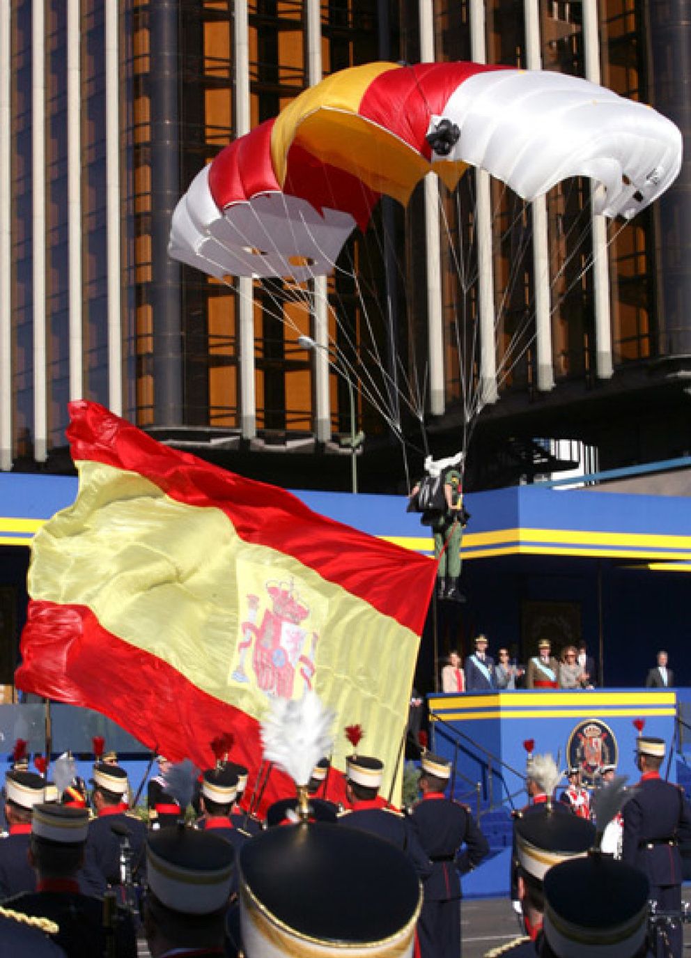 Foto: Zapatero sí rinde esta vez honores a la bandera de EEUU en el desfile de la Hispanidad