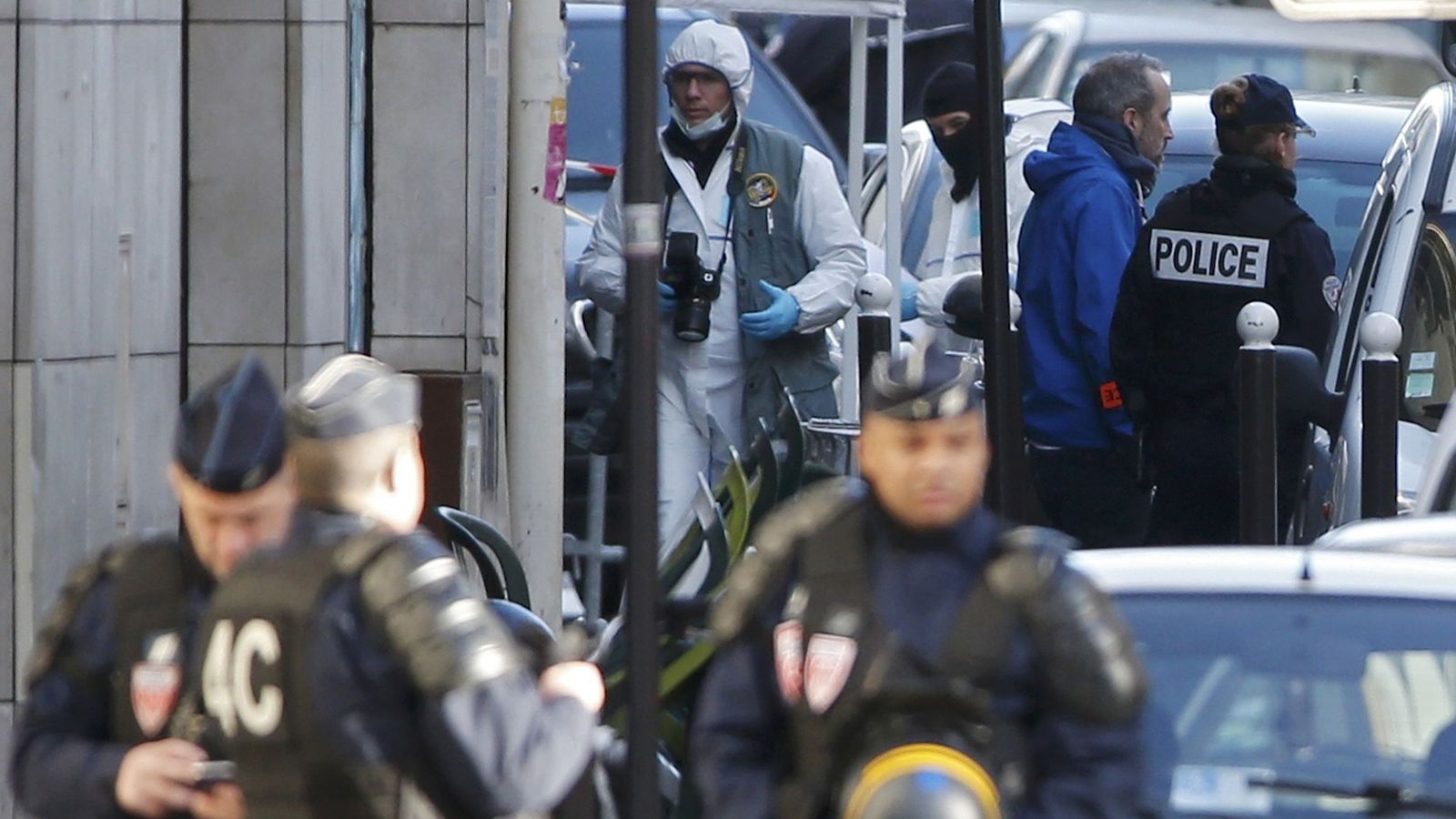 Foto: Agentes franceses, a las puertas de una comisaría en el distrito 18 de París, el 7 de enero de 2016. (Reuters)