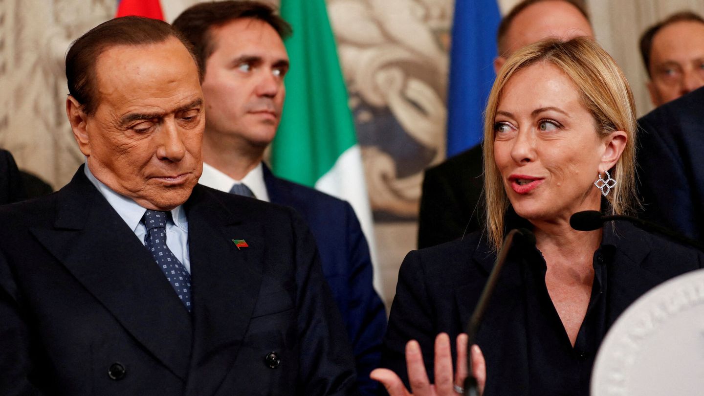 Giorgia Meloni, junto a Silvio Berlusconi. (Reuters)