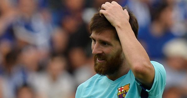 Foto: Messi, con gesto serio durante el partido Alavés-Barcelona. (Reuters)