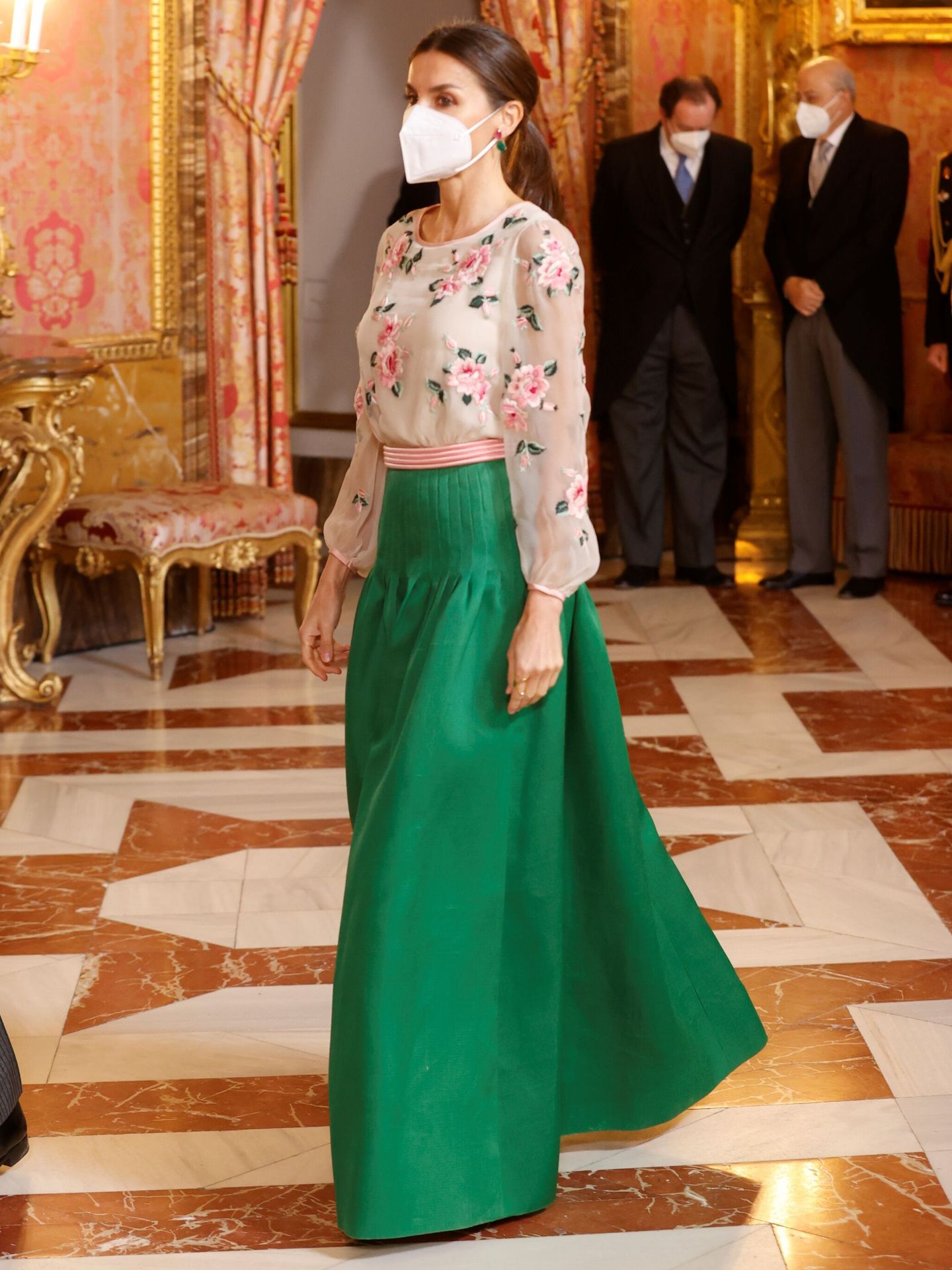 La Reina, con un vestido de Valentino. (EFE/Juan Carlos Hidalgo)