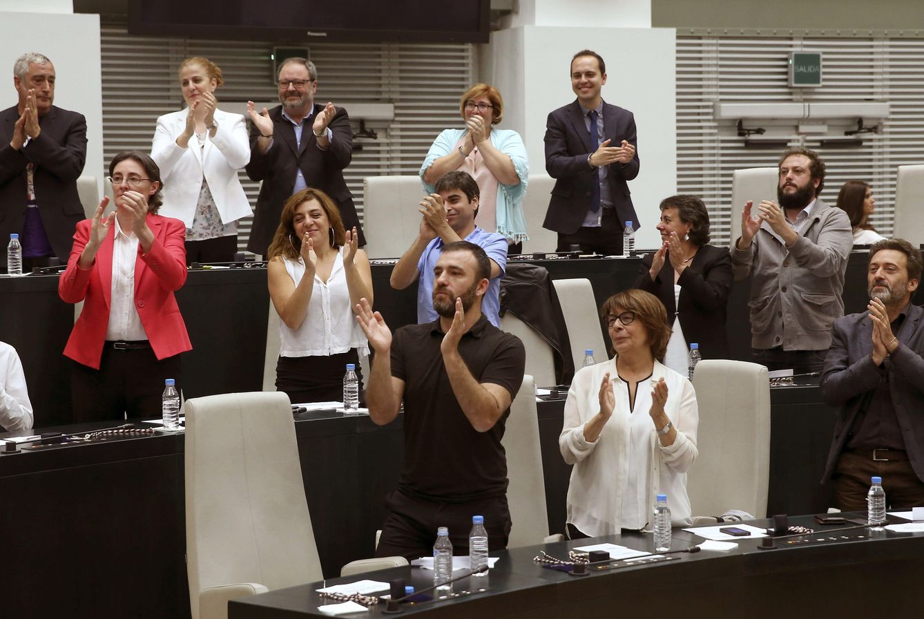 Los concejales de Ahora Madrid aplauden tras la elección de Manuela Carmena. (EFE)