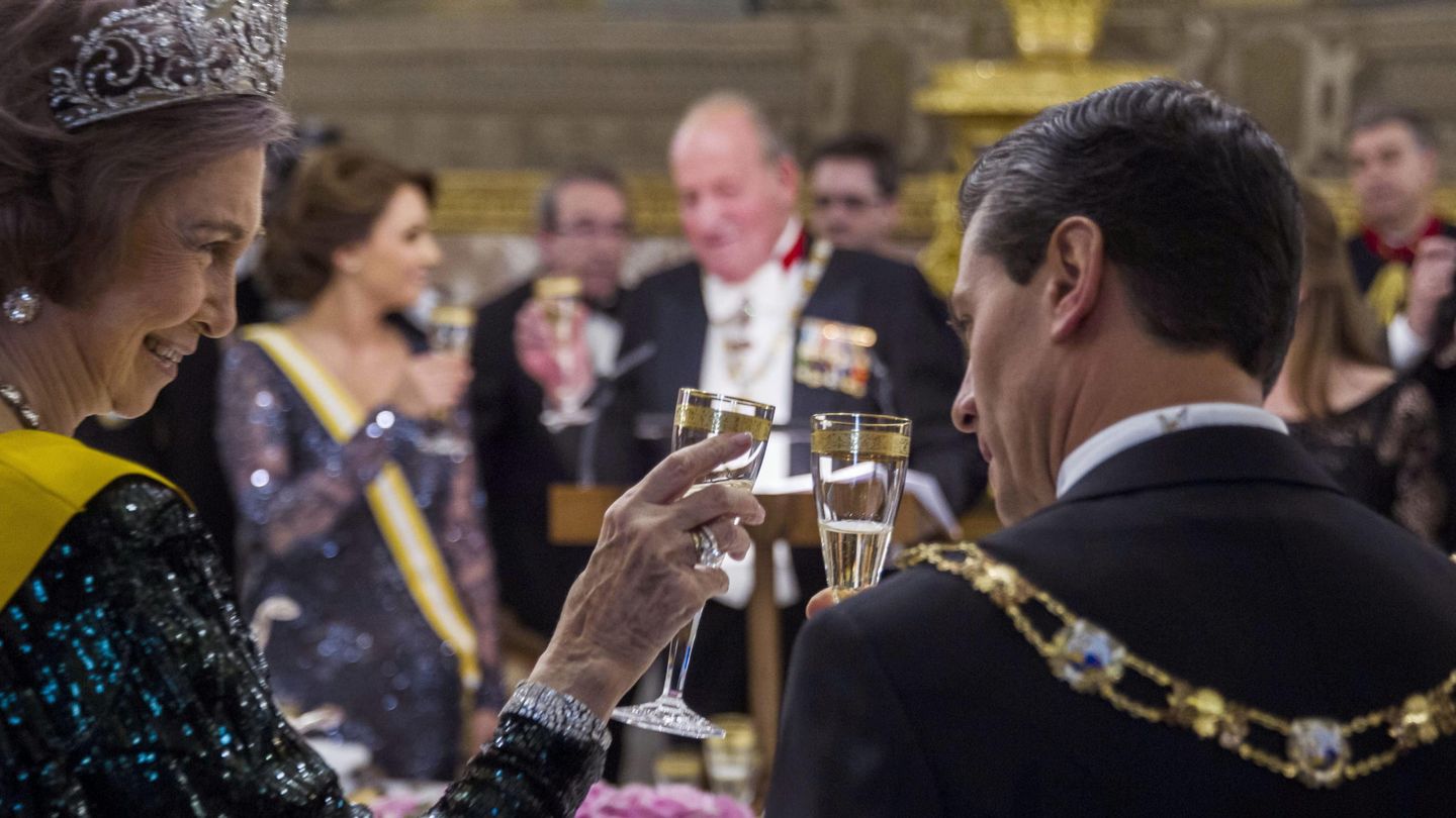 La última cena de gala de la reina Sofía y el rey Juan Carlos como reyes. (EFE)