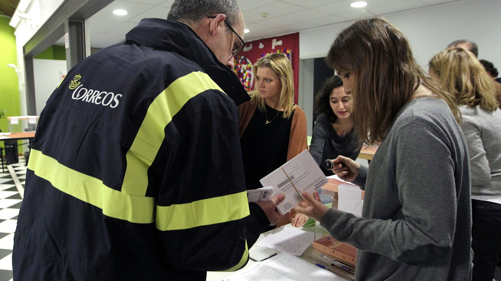 Foto: Correos gestiona el servicio postal de votos por correo para las elecciones (EFE)