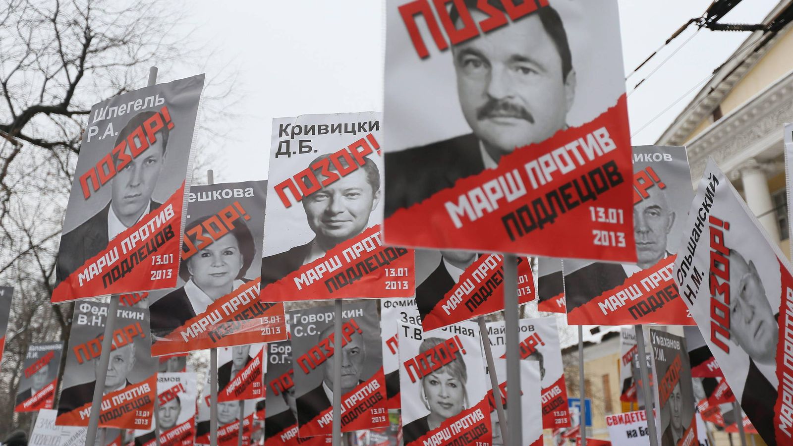 Foto: Miembros de la oposición rusa enarbolan carteles con individuos sancionados por la Ley Magnitsky, en Moscú, en enero de 2013. (EFE)