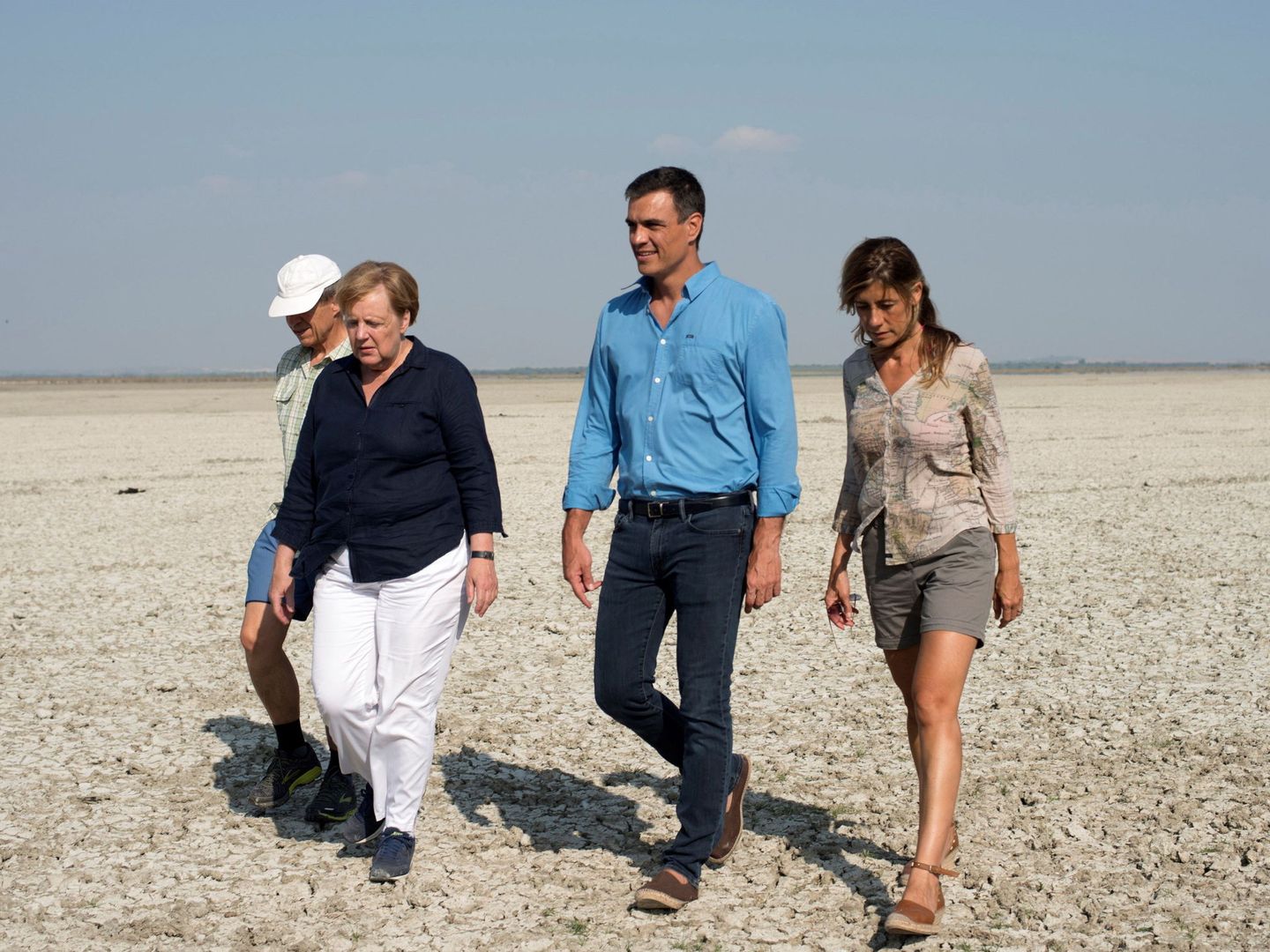 Merkel, Sánchez y sus cónyuges, durante la visita a Doñana. (Reuters)