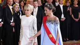 Brigitte Macron se emula a sí misma en la cena de Estado con Felipe VI y la reina Letizia con un vestido de gala de paneles en contraste