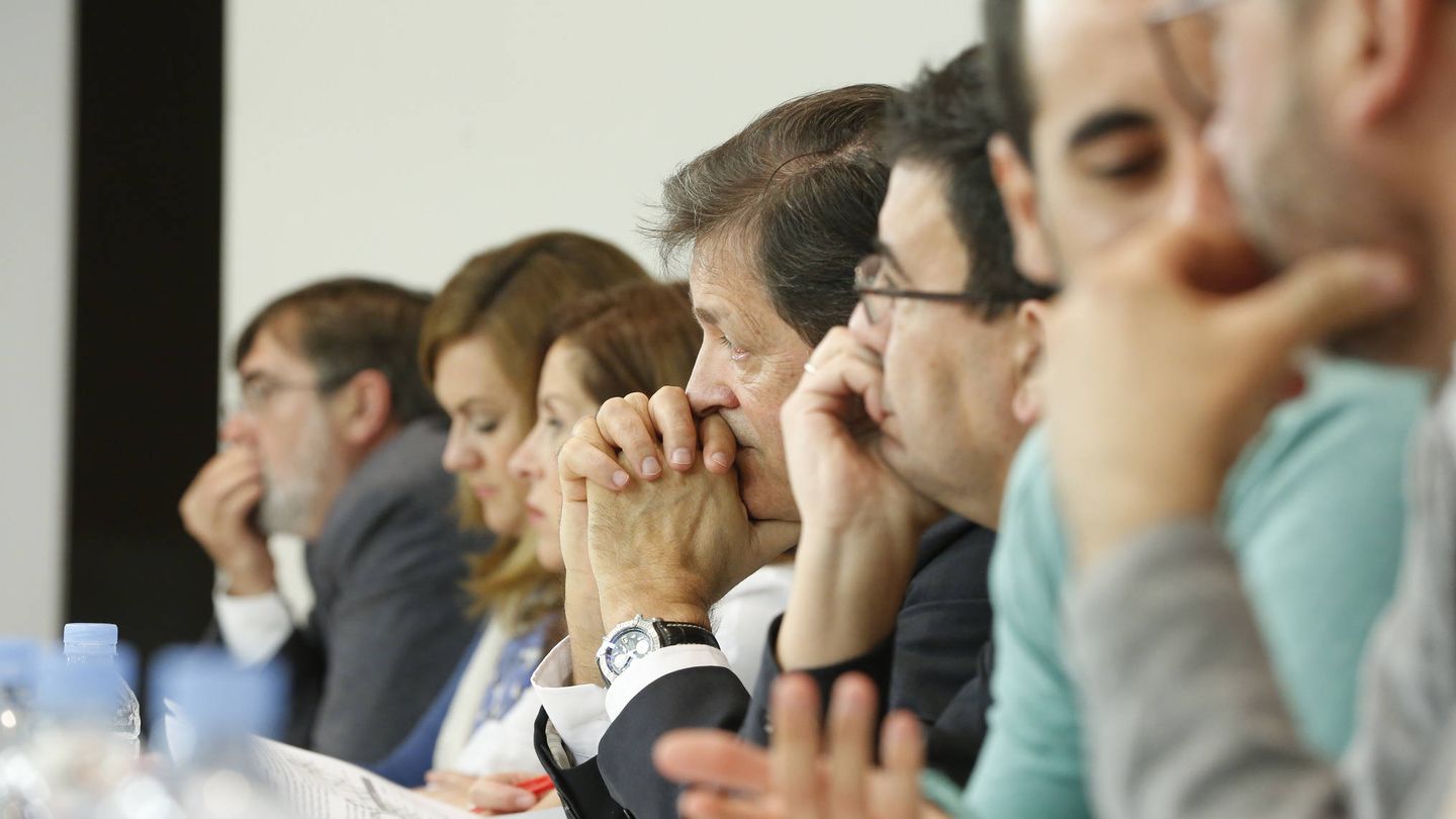 Javier Fernández, junto a Mario Jiménez, atendiendo el debate del comité federal de este sábado. (Inma Mesa / PSOE)