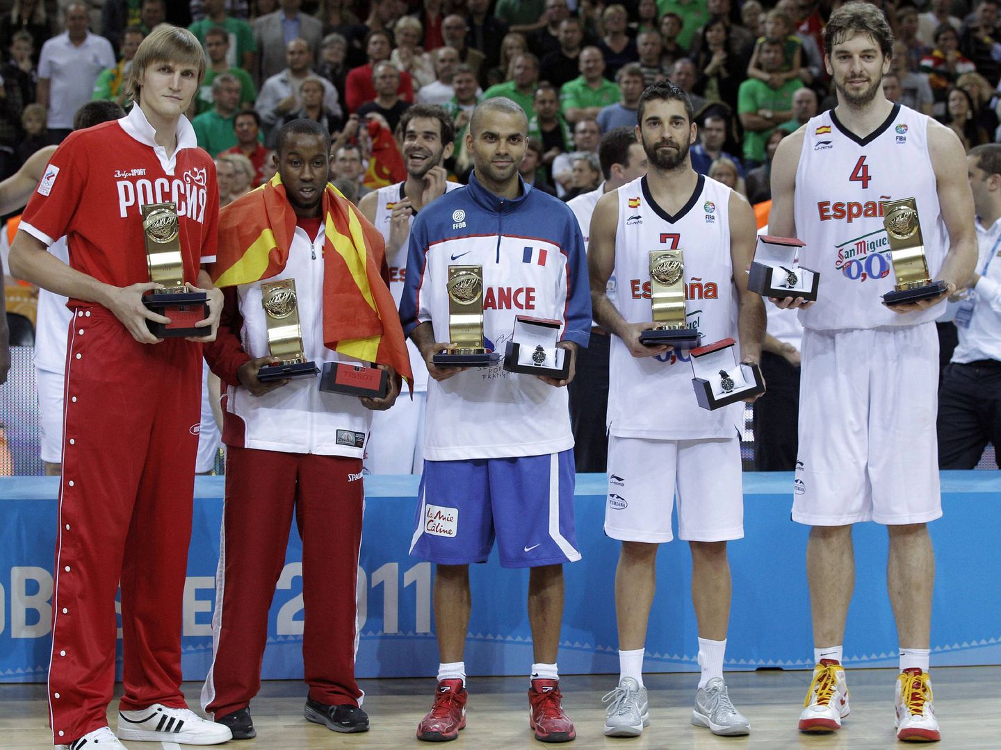El quinteto ideal del EuroBasket 2011. De izquierda a derecha: Kirilenko, McCalebb, Parker, Navarro y Gasol. (EFE)