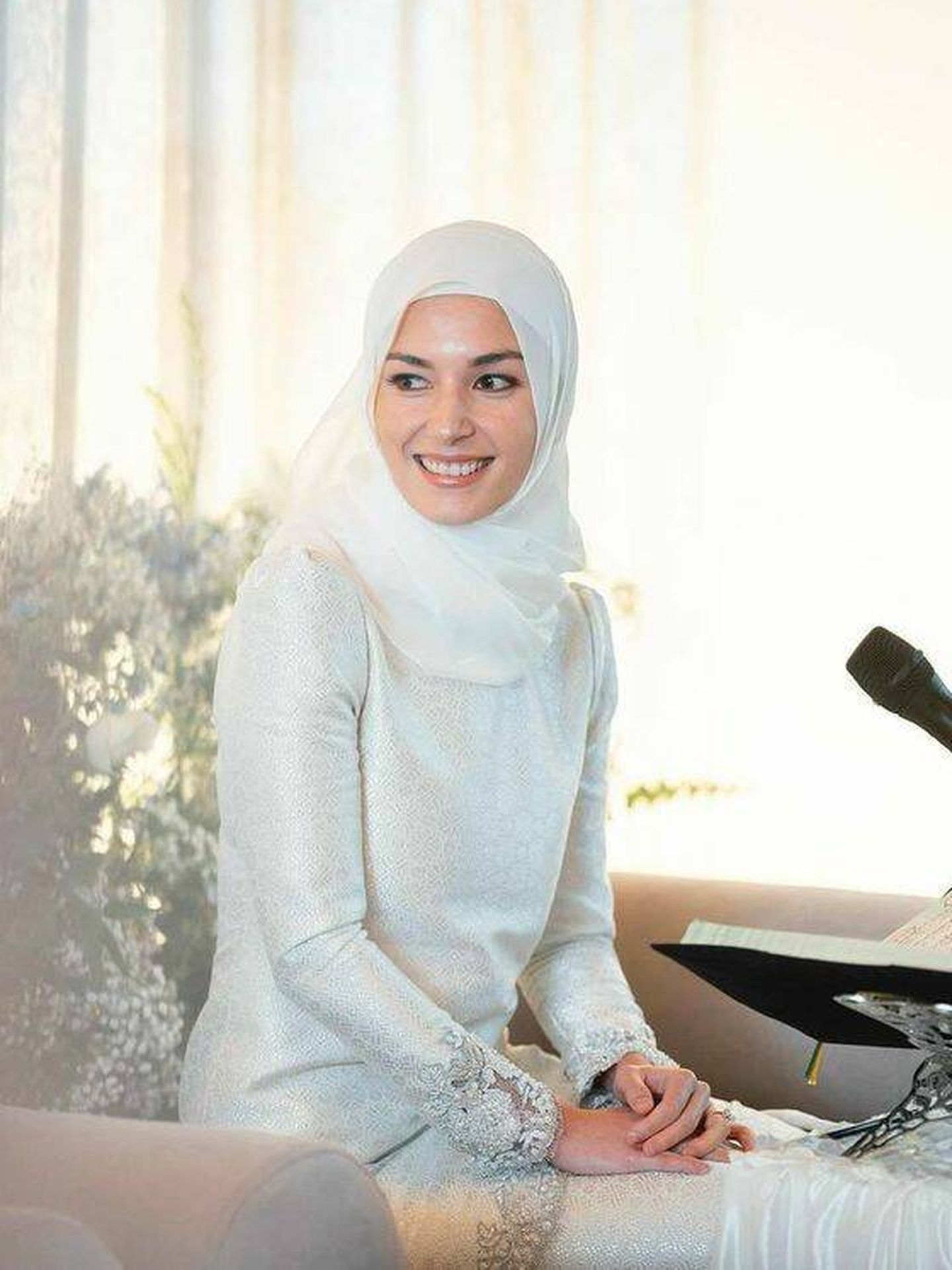 La futura princesa de Brunéi con su primer vestido preboda. (Instagram/@tehfirdaus)