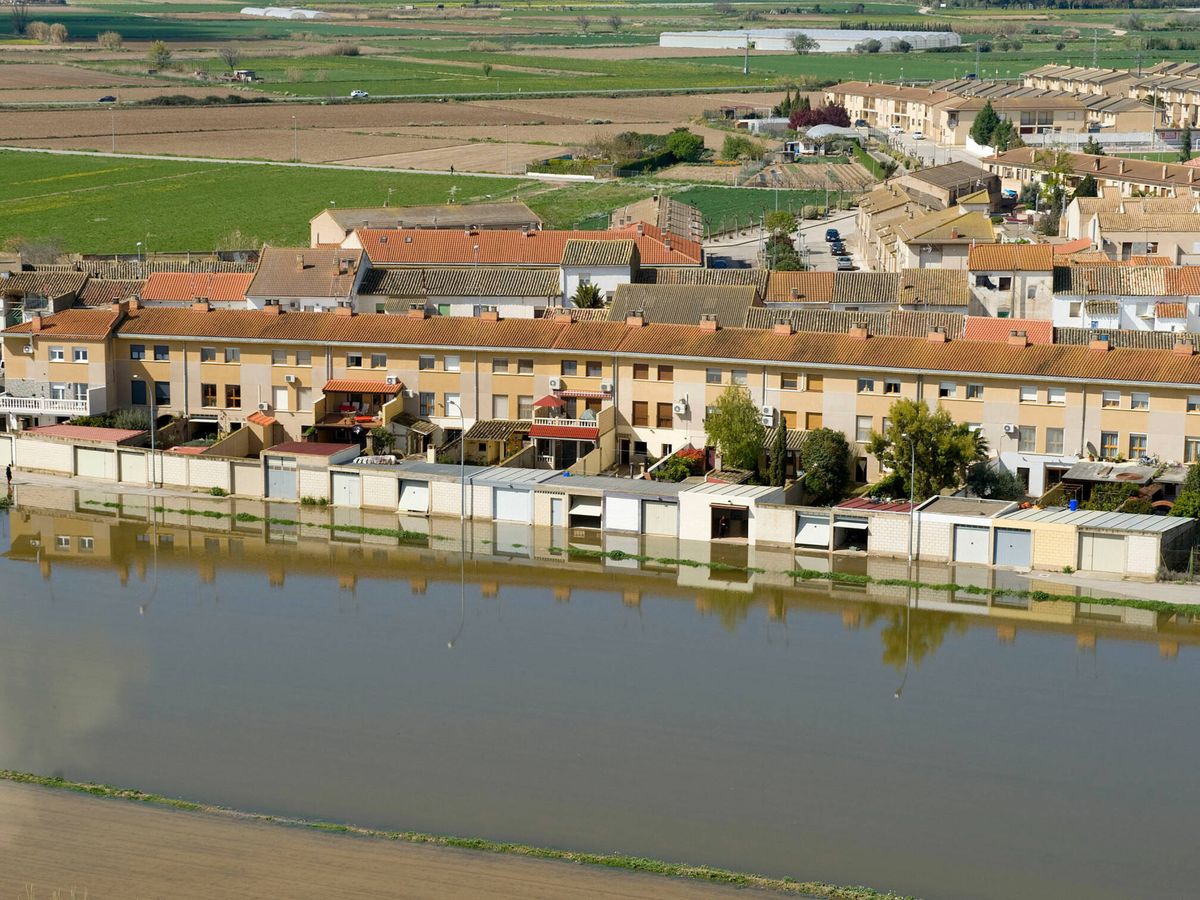 Foto: El pueblo de Buñuel (Navarra), con el río a escasos metros de las viviendas durante la riada de 2018. (Gobierno de Navarra)