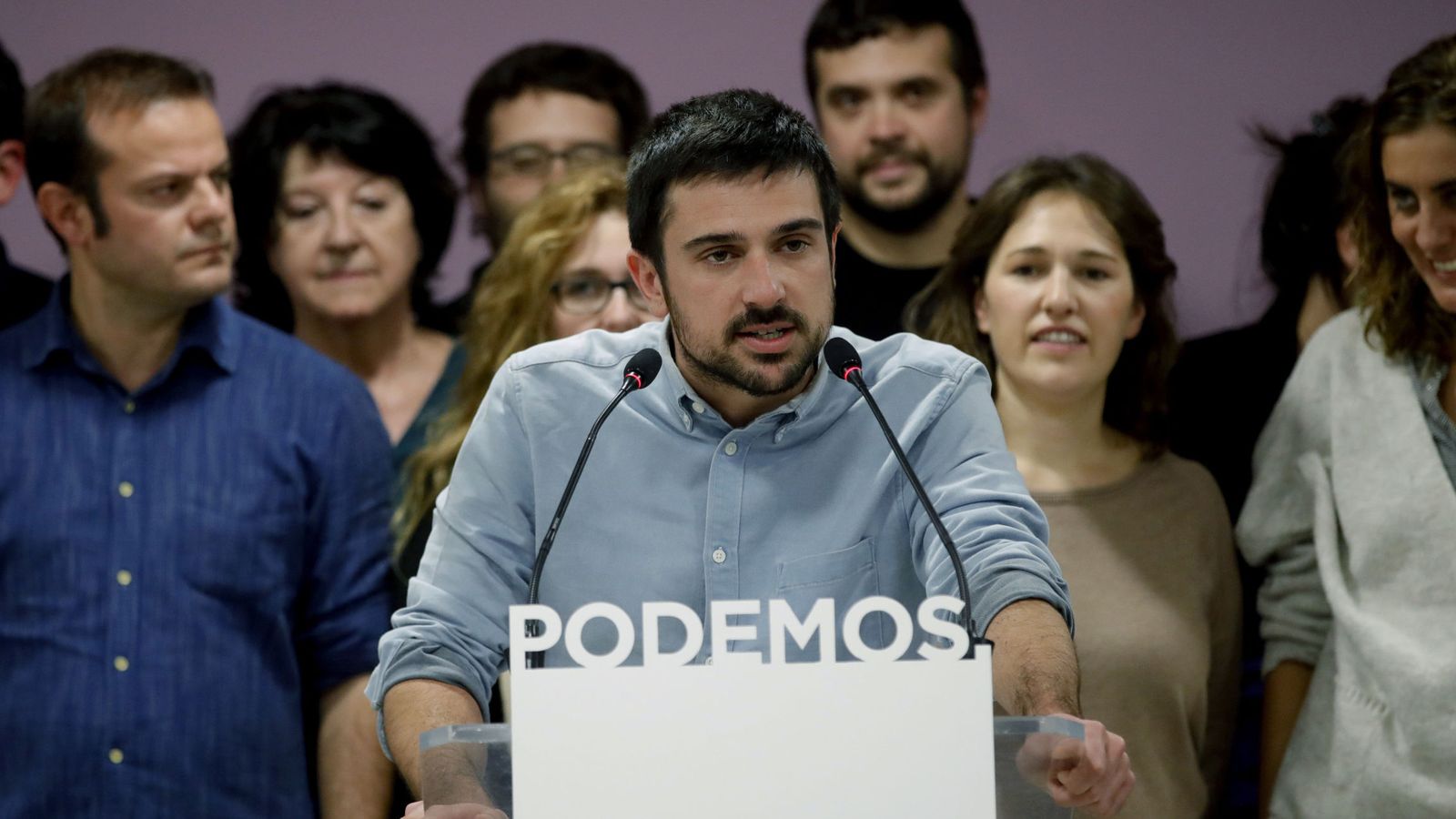 Foto: El portavoz de Podemos en el Senado y secretario autonómico, Ramón Espinar, junto al resto de su equipo tras ganar las primarias el pasado mes de noviembre. (EFE)