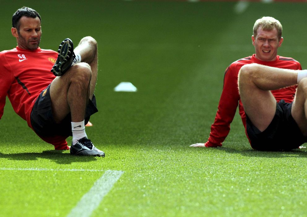Foto: Giggs y Scholes vuelven a coincidir, pero esta vez en el banquillo del United (EFE).