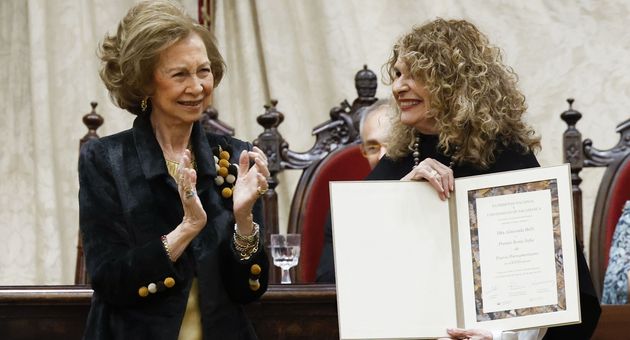 La reina Sofía entrega un premio a la escritora Gioconda Belli en Salamanca. (EFE/Zipi)