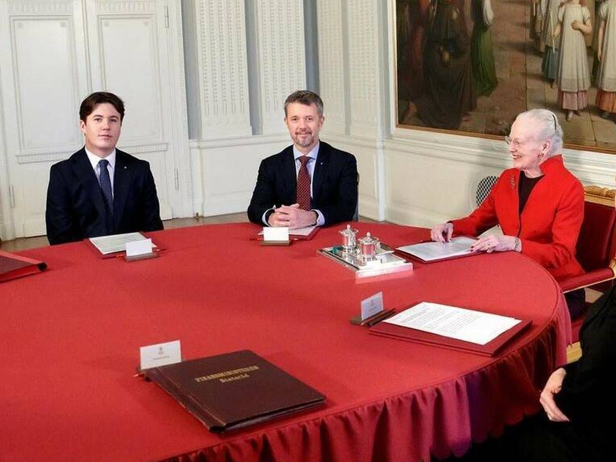 Foto: Christian, junto al príncipe Federico y la reina Margarita, en el Consejo de Estado. (Casa Real de Dinamarca/Keld Navntoft)