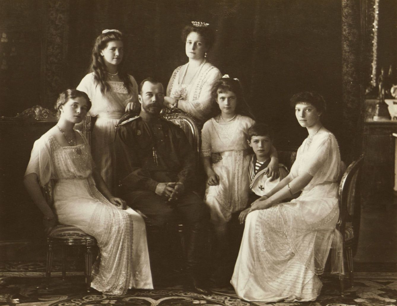 Nicolás II con su familia, los últimos Romanov.
