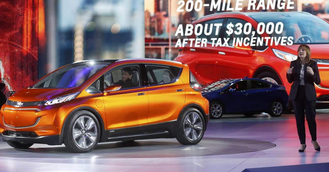La CEO de General Motors, Mary Barry, presenta el modelo Bolt. (Reuters)