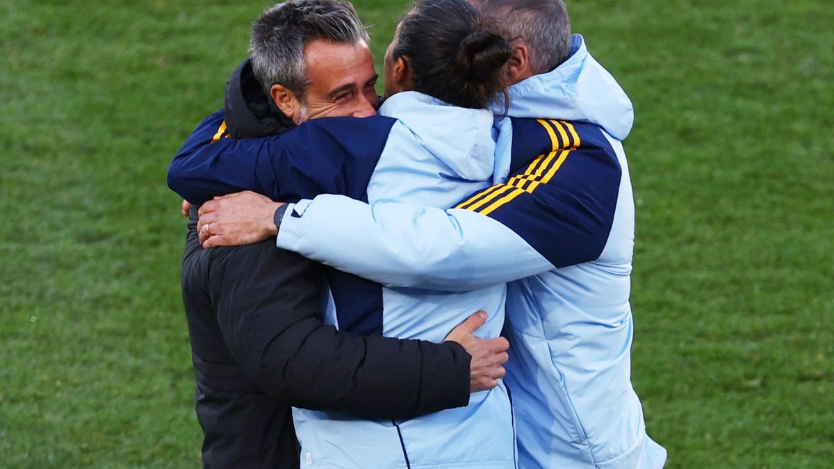 Los abrazos forzados a Vilda, el técnico al que las futbolistas no querían, pero pueden salvar